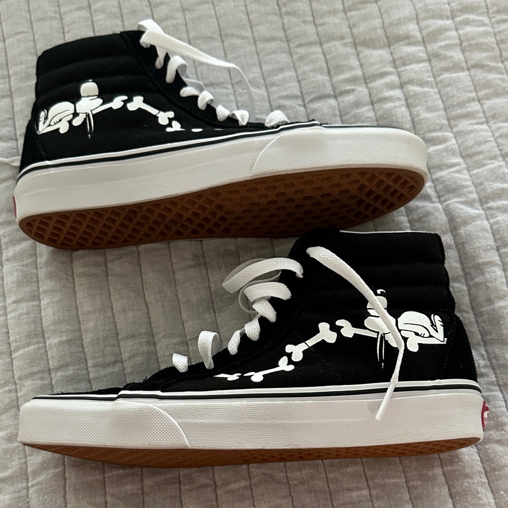 Converse black and white SK8 high top Snoopy Bones men’s 6.5 women 8.0